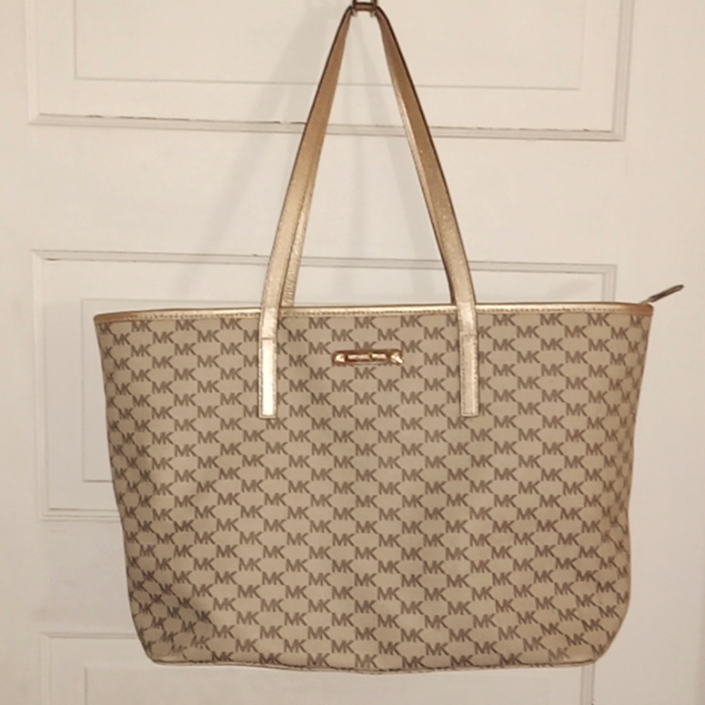 *Michael Kors "Emry" Large Totebag!*